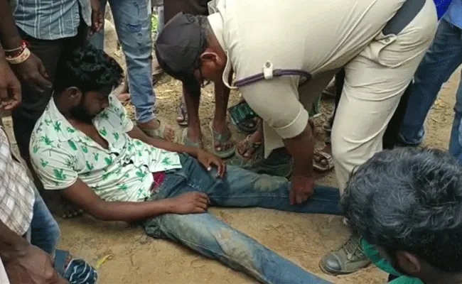 Eluru: మైనర్ బాలికను వేధిస్తున్నాడనే కారణంతో ఓ యువకుడిపై దాడి.. Eluru: మైనర్ బాలికను వేధిస్తున్నాడనే కారణంతో ఓ యువకుడిపై దాడి..