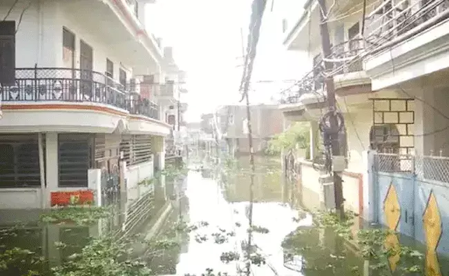 Anantapur: రెడ్ అలర్ట్.. అనంతపురం జిల్లాను ముంచెత్తుతున్న వరద.. Anantapur: రెడ్ అలర్ట్.. అనంతపురం జిల్లాను ముంచెత్తుతున్న వరద..