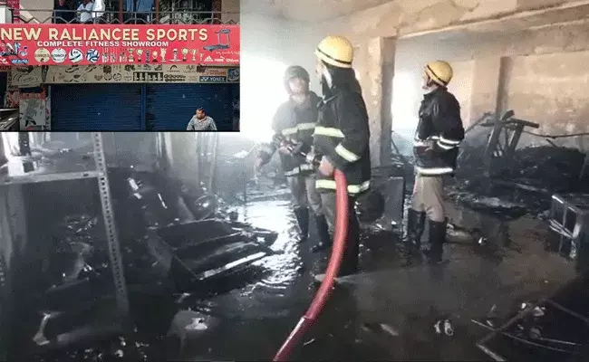 Koti Fire Accident : కోఠి బ్యాంక్స్ట్రీట్లో అగ్ని ప్రమాదం.. Koti Fire Accident : కోఠి బ్యాంక్స్ట్రీట్లో అగ్ని ప్రమాదం..