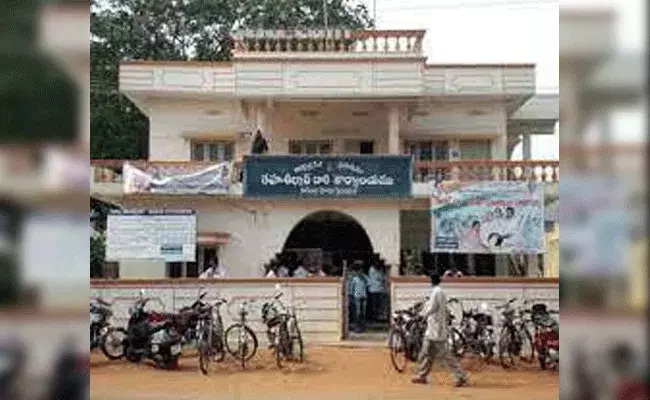 Kakinada : రూ.20 కోట్ల భూమి కబ్జా.. అడ్డు వస్తే దాడులు తప్పవని హెచ్చరించిన బకాసురులు.. Kakinada : రూ.20 కోట్ల భూమి కబ్జా.. అడ్డు వస్తే దాడులు తప్పవని హెచ్చరించిన బకాసురులు..