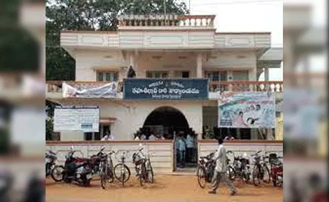 Kakinada : రూ.20 కోట్ల భూమి కబ్జా.. అడ్డు వస్తే దాడులు తప్పవని హెచ్చరించిన బకాసురులు.. Kakinada : రూ.20 కోట్ల భూమి కబ్జా.. అడ్డు వస్తే దాడులు తప్పవని హెచ్చరించిన బకాసురులు..