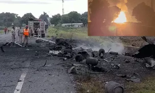 Ongole : లారీలో 300 గ్యాస్ సిలిండర్లు బ్లాస్ట్.. Ongole : లారీలో 300 గ్యాస్ సిలిండర్లు బ్లాస్ట్..