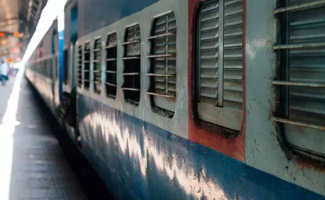 Crime News: రైల్లో ప్రయాణిస్తున్న మహిళపై అత్యాచార యత్నం.. ప్రతిఘటించడంతో..