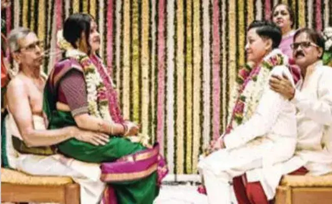 ఇద్దరమ్మాయిల ప్రేమ, పెళ్లి.. తమిళ బ్రాహ్మణ సాంప్రదాయంలో ఘనంగా వివాహం ఇద్దరమ్మాయిల ప్రేమ, పెళ్లి.. తమిళ బ్రాహ్మణ సాంప్రదాయంలో ఘనంగా వివాహం