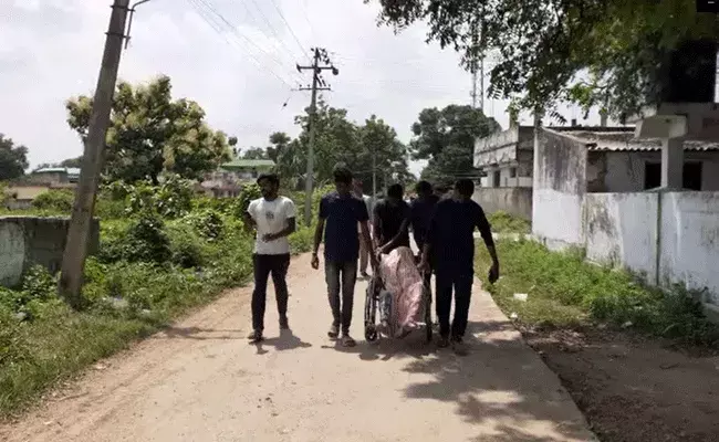 Mahabubabad : సర్కారీ ఆసుపత్రి నిర్లక్ష్యం.. మానవత్వం చాటుకున్న యువకులు..
