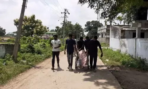 Mahabubabad : సర్కారీ ఆసుపత్రి నిర్లక్ష్యం.. మానవత్వం చాటుకున్న యువకులు.. Mahabubabad : సర్కారీ ఆసుపత్రి నిర్లక్ష్యం.. మానవత్వం చాటుకున్న యువకులు..