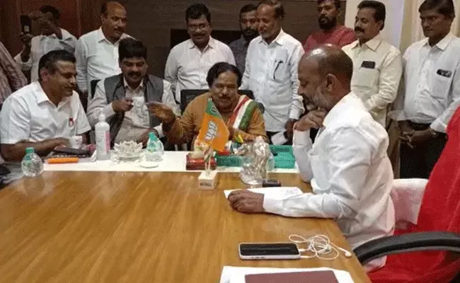 Gaddar : బీజేపీ కార్యాలయంలో బండిసంజయ్తో గద్దర్ భేటీ.. Gaddar : బీజేపీ కార్యాలయంలో బండిసంజయ్తో గద్దర్ భేటీ..