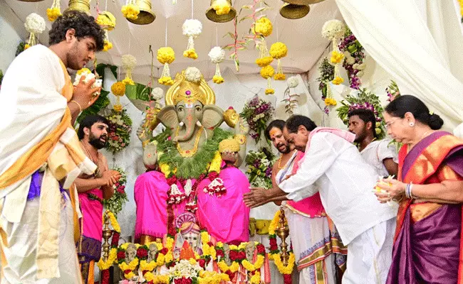 KCR Ganesh Pooja : ప్రగతి భవన్లో ఘనంగా గణేశ్ చతుర్థి వేడుకలు.. KCR Ganesh Pooja : ప్రగతి భవన్లో ఘనంగా గణేశ్ చతుర్థి వేడుకలు..