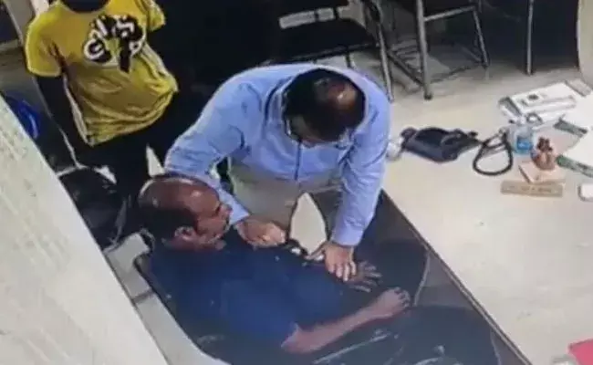 Video Viral: మాట్లాడుతూనే కుర్చీలో వెనక్కివాలిపోయిన రోగి.. డాక్టర్ వెంటనే CPR ఇవ్వడంతో.. Video Viral: మాట్లాడుతూనే కుర్చీలో వెనక్కివాలిపోయిన రోగి.. డాక్టర్ వెంటనే CPR ఇవ్వడంతో..