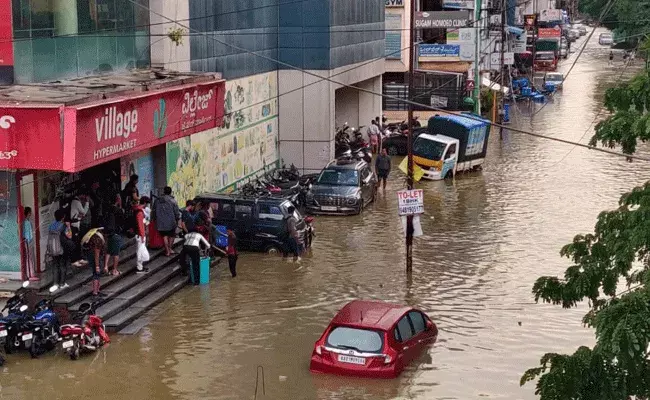 Bangalore Rains : బెంగళూరును ముంచెత్తుతున్న భారీ వర్షాలు..