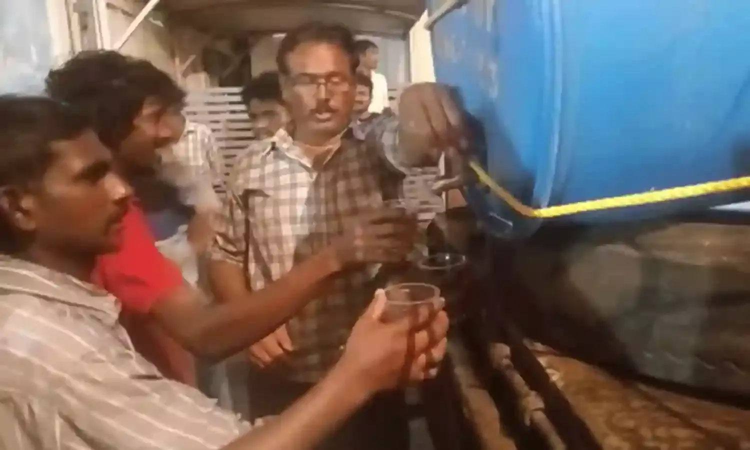 YCP Liquor Leaders : వైసీపీ నేతల అరాచకం.. నిమజ్జన ఉత్సవంలో విచ్చల విడిగా మద్యం పంపిణీ..