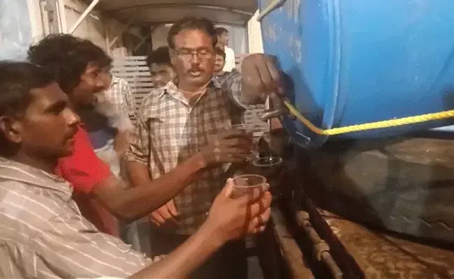 YCP Liquor Leaders : వైసీపీ నేతల అరాచకం.. నిమజ్జన ఉత్సవంలో విచ్చల విడిగా మద్యం పంపిణీ..