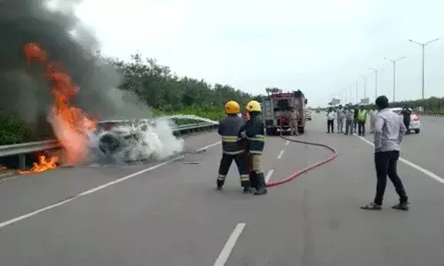 Hyderabad : ఓఆర్ఆర్పై తప్పిన పెను ప్రమాదం.. Hyderabad : ఓఆర్ఆర్పై తప్పిన పెను ప్రమాదం..