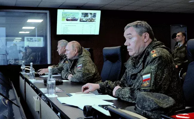 Russia Militiary Drills : జపాన్ సముద్రంలో రష్యా యుద్ధ విన్యాసాలు.. Russia Militiary Drills : జపాన్ సముద్రంలో రష్యా యుద్ధ విన్యాసాలు..