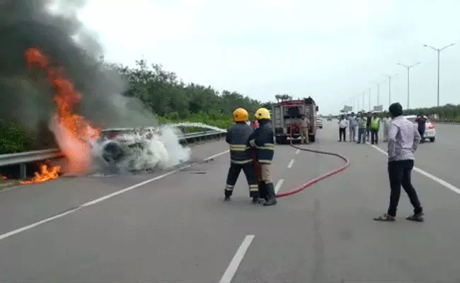 Hyderabad : ఓఆర్ఆర్పై తప్పిన పెను ప్రమాదం.. Hyderabad : ఓఆర్ఆర్పై తప్పిన పెను ప్రమాదం..