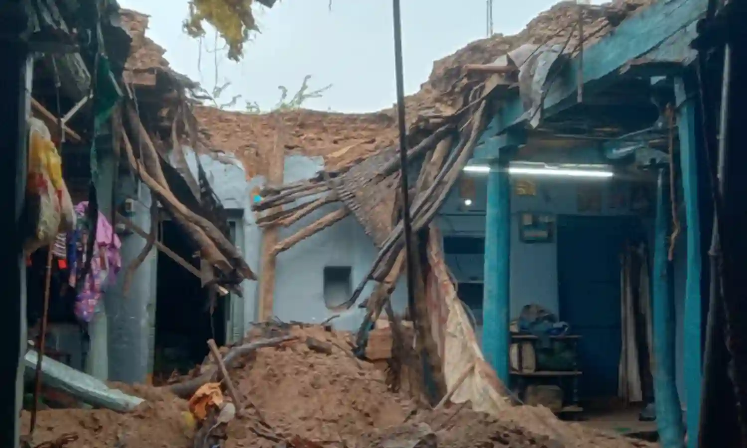 Rayalaseema Rains : రాయలసీమలో భారీ వర్షాలు.. మిద్దె కూలి ఒకరి మృతి..