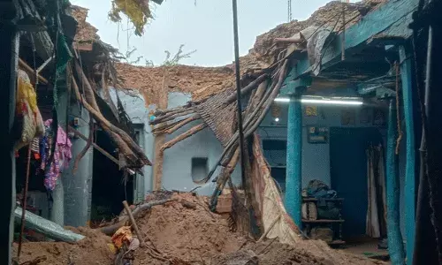 Rayalaseema Rains : రాయలసీమలో భారీ వర్షాలు.. మిద్దె కూలి ఒకరి మృతి.. Rayalaseema Rains : రాయలసీమలో భారీ వర్షాలు.. మిద్దె కూలి ఒకరి మృతి..