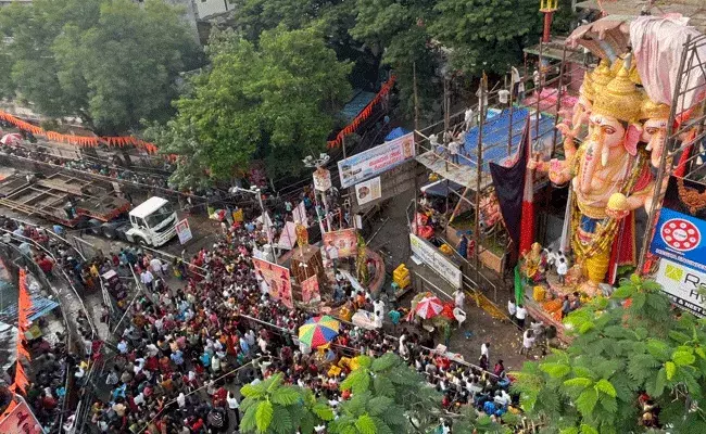 Ganesh Nimajjanam : 35 లక్షల సీసీటీవీ కెమెరాలతో పర్యవేక్షిస్తున్నాము : డీజీపీ మహేందర్ రెడ్డి Ganesh Nimajjanam : 35 లక్షల సీసీటీవీ కెమెరాలతో పర్యవేక్షిస్తున్నాము : డీజీపీ మహేందర్ రెడ్డి