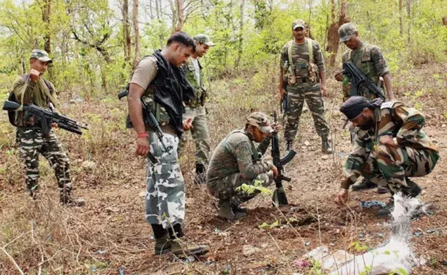 Chattisgarh Maoists : మావోయిస్టుల మందుపాతరతో పదిమంది కూలీ మహిళలకు తీవ్ర గాయాలు.. Chattisgarh Maoists : మావోయిస్టుల మందుపాతరతో పదిమంది కూలీ మహిళలకు తీవ్ర గాయాలు..