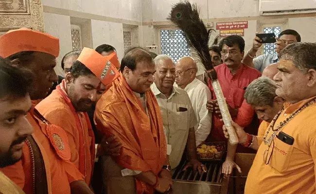 Assam CM : హైదరాబాద్ నిమజ్జనోత్సవంలో అస్సాం సీఎం హేమంత్ బిస్వ శర్మకు చేదు అనుభవం.. Assam CM : హైదరాబాద్ నిమజ్జనోత్సవంలో అస్సాం సీఎం హేమంత్ బిస్వ శర్మకు చేదు అనుభవం..