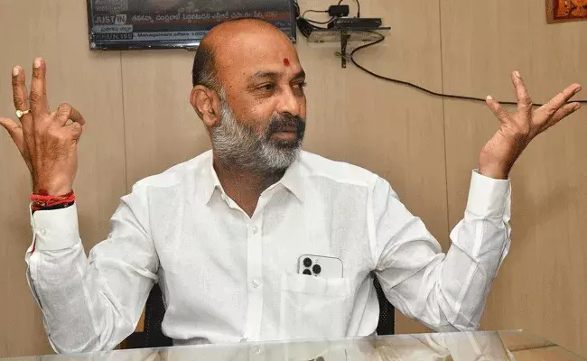 Bandi Sanjay : అతిథులను గౌరవించలేని సీఎం సంస్కారహీనుడు : బండి సంజయ్