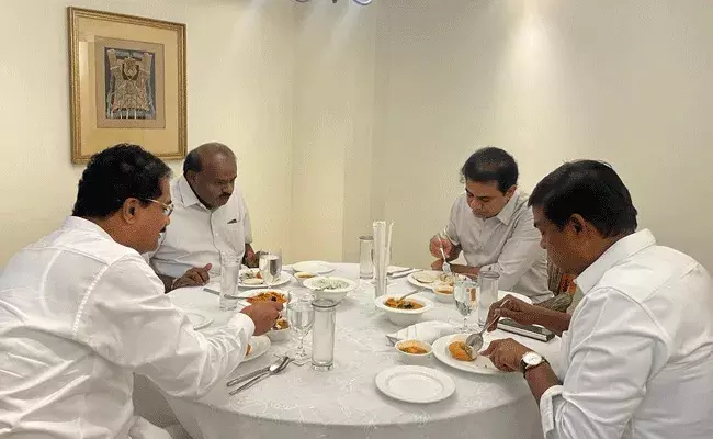 KTR Kumaraswamy : హైదరాబాద్ చేరుకున్న కుమారస్వామి.. జాతీయ రాజకీయాలపై చర్చ.. KTR Kumaraswamy : హైదరాబాద్ చేరుకున్న కుమారస్వామి.. జాతీయ రాజకీయాలపై చర్చ..