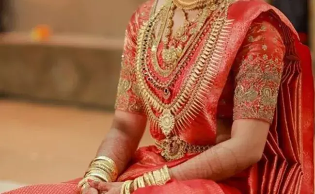 Gold and Silver Rates Today : నిలకడగా బంగారం, తగ్గిన వెండి ధరలు.. ఈ రోజు మార్కెట్లో ఈ విధంగా.. Gold and Silver Rates Today : నిలకడగా బంగారం, తగ్గిన వెండి ధరలు.. ఈ రోజు మార్కెట్లో ఈ విధంగా..