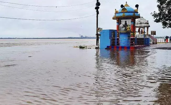 Godavari Floods: భద్రాచలం వద్ద రెండో ప్రమాద హెచ్చరిక.. పెరుగుతున్న గోదావరి నీటిమట్టం Godavari Floods: భద్రాచలం వద్ద రెండో ప్రమాద హెచ్చరిక.. పెరుగుతున్న గోదావరి నీటిమట్టం