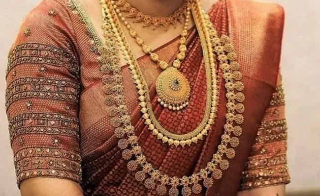 Gold and Silver Rates Today : తగ్గిన బంగారం, పెరిగిన వెండి ధరలు.. ఈ రోజు మార్కెట్లో ఈ విధంగా..