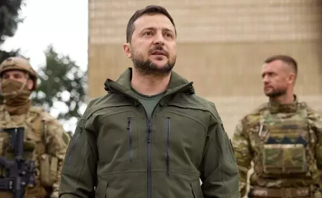 Volodymyr Zelensky: కారు ప్రమాదం.. స్వల్ప గాయాలతో బయటపడ్డ ఉక్రెయిన్ అధ్యక్షుడు