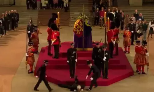 Queen Elizabeth II: క్వీన్ ఎలిజబెత్ శవపేటిక వద్ద ఊహించని ఘటన.. ఒక్కసారిగా కుప్పకూలిన రాయల్ గార్డ్