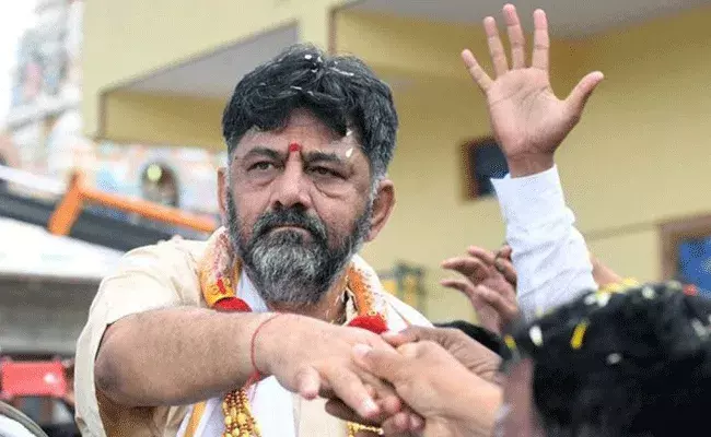 Karnataka : కర్నాటక కాంగ్రెస్‌కు షాక్.. డీకే శివకుమార్‌కు ఈడీ నోటీసులు..