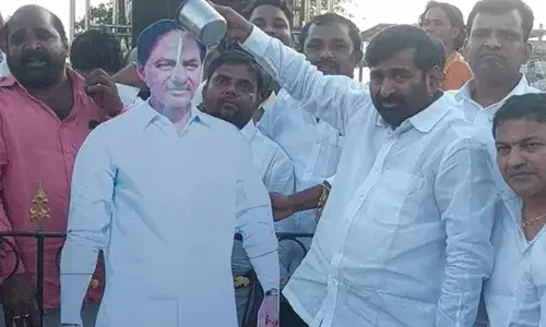 KCR : కేసీఆర్ చిత్రపటాలకు పాలాభిషేకం..