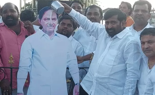KCR : కేసీఆర్ చిత్రపటాలకు పాలాభిషేకం.. KCR : కేసీఆర్ చిత్రపటాలకు పాలాభిషేకం..