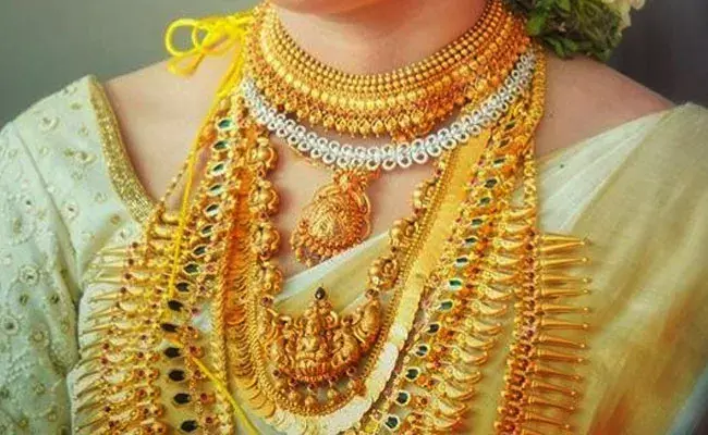 Gold and Silver Rates Today : పండగ సీజన్.. తగ్గుతున్న బంగారం, వెండి ధరలు..