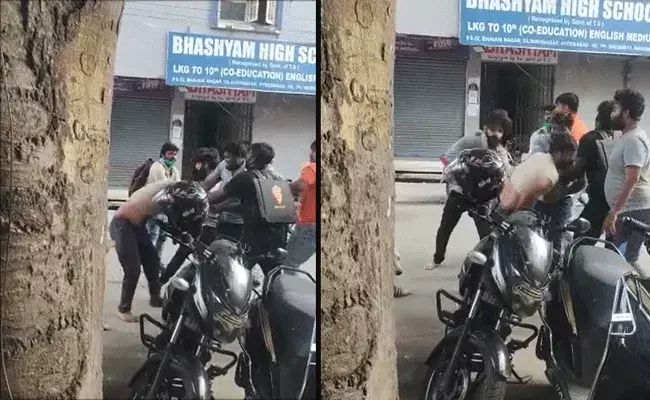 Hyderabad : హైదరాబాద్లో డెలివరీ బాయ్పై దాడి.. Hyderabad : హైదరాబాద్లో డెలివరీ బాయ్పై దాడి..