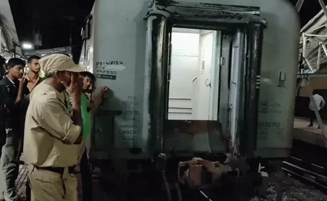 Visaka Express : విశాఖ ఎక్స్‌ప్రెస్‌కు తప్పిన ముప్పు..