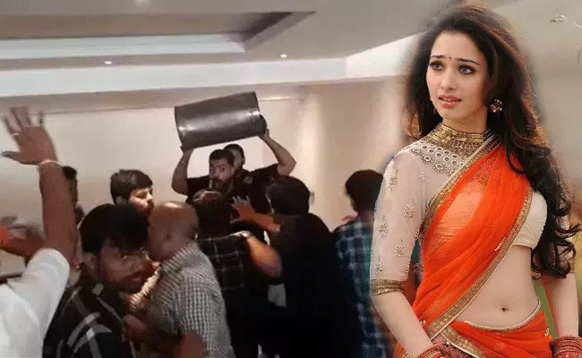 Tamannah : మీడియా ప్రతినిధులపై దాడి చేసిన తమన్నా బౌన్లర్లు.. Tamannah : మీడియా ప్రతినిధులపై దాడి చేసిన తమన్నా బౌన్లర్లు..