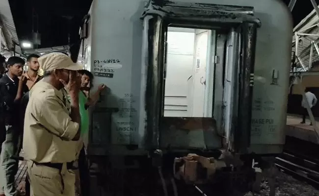 Visaka Express : విశాఖ ఎక్స్ప్రెస్కు తప్పిన ముప్పు.. Visaka Express : విశాఖ ఎక్స్ప్రెస్కు తప్పిన ముప్పు..
