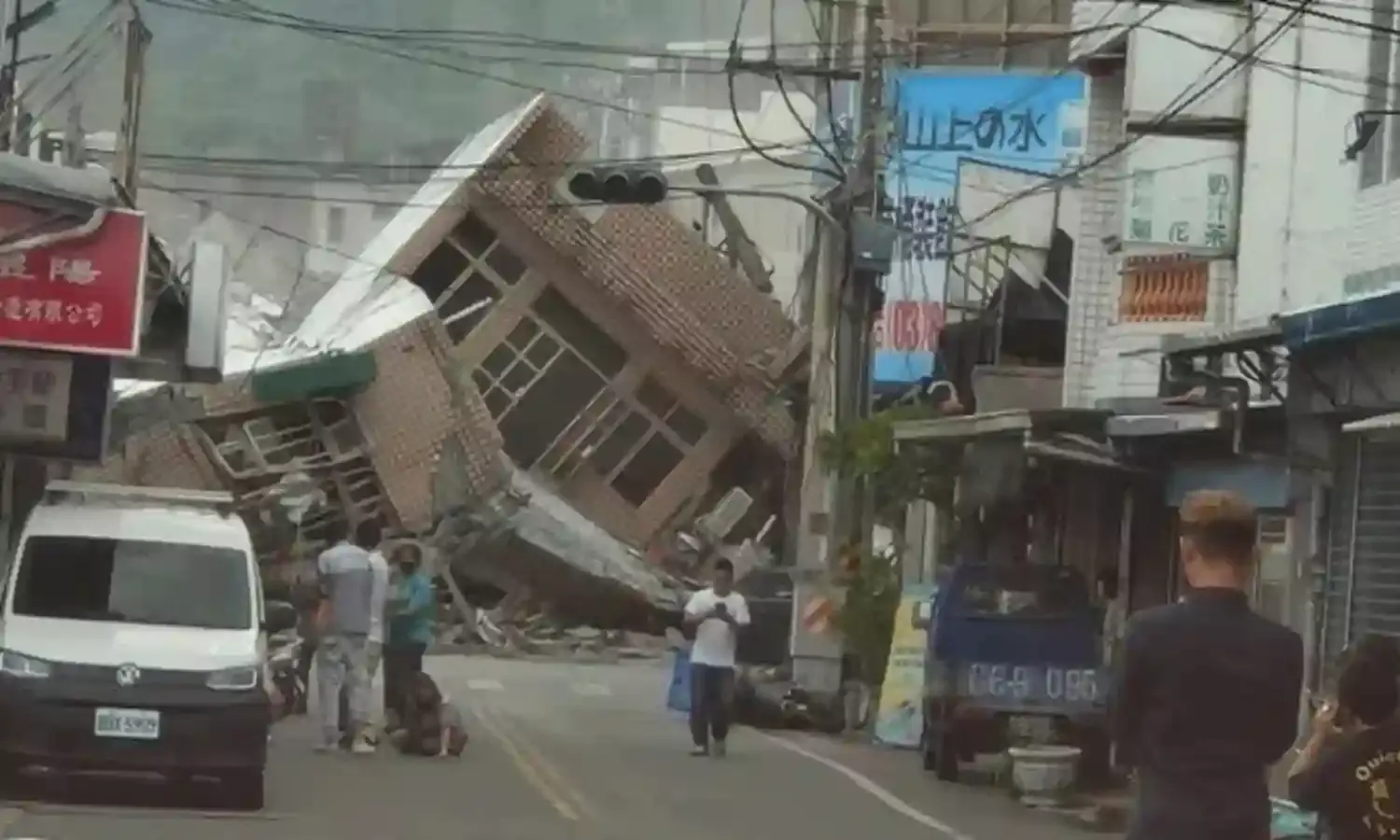 Taiwan Earthquake : తైవాన్లో భారీ భూకంపం.. కుప్ప కూలిన భవనాలు.. Taiwan Earthquake : తైవాన్లో భారీ భూకంపం.. కుప్ప కూలిన భవనాలు..