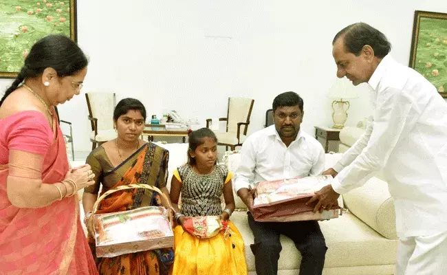 KCR : 9 ఏళ్ల పాపకు సీఎం కేసీఆర్ నామకరణం..