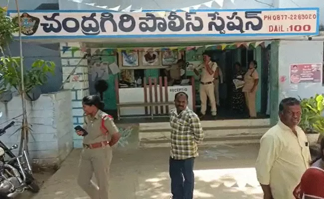 Chittoor : చంద్రగిరిలో మరో లోన్ యాప్ బాధితుడు.. Chittoor : చంద్రగిరిలో మరో లోన్ యాప్ బాధితుడు..