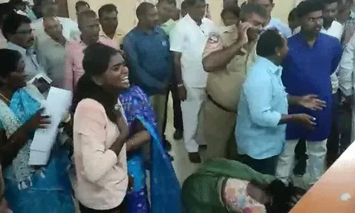 Suryapet : కలెక్టరేట్ ముందు యువతి ఆత్మహత్యాయత్నం.. Suryapet : కలెక్టరేట్ ముందు యువతి ఆత్మహత్యాయత్నం..