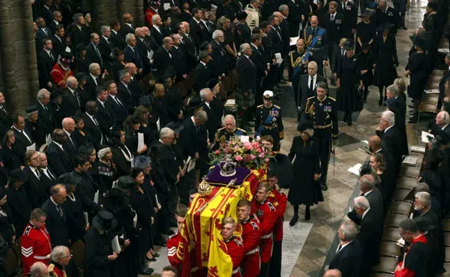 Britain Queen : రాజరికం ఉట్టిపడేలా.. బ్రిటన్ రాణి అంత్యక్రియలు.. Britain Queen : రాజరికం ఉట్టిపడేలా.. బ్రిటన్ రాణి అంత్యక్రియలు..