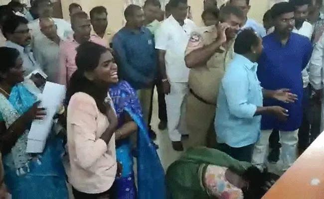 Suryapet : కలెక్టరేట్ ముందు యువతి ఆత్మహత్యాయత్నం.. Suryapet : కలెక్టరేట్ ముందు యువతి ఆత్మహత్యాయత్నం..