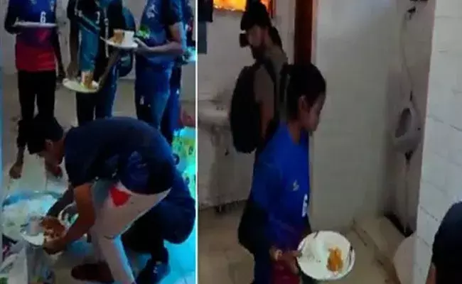 Video Viral: ఆటగాళ్ళకు అవమానం.. టాయిలెట్లో ఆహారం Video Viral: ఆటగాళ్ళకు అవమానం.. టాయిలెట్లో ఆహారం