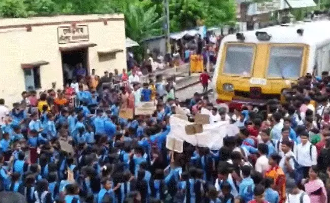 Bengal : బెంగాల్లో విద్యార్ధుల ఆందోళన.. Bengal : బెంగాల్లో విద్యార్ధుల ఆందోళన..