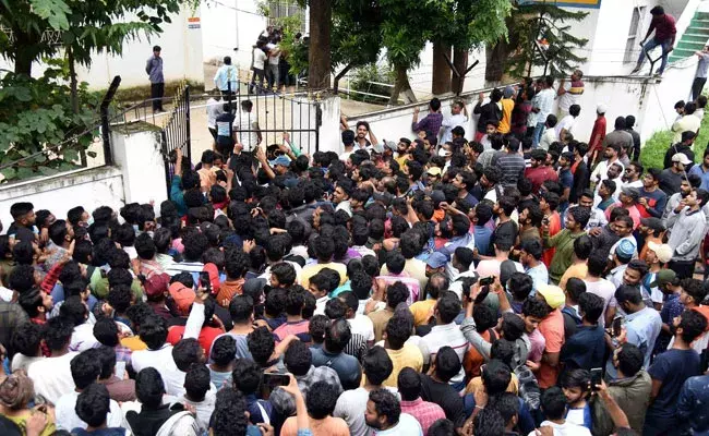 Hyderabad: జింఖానా గ్రౌండ్స్లో తొక్కిసలాట.. క్రికెట్ మ్యాచ్ టికెట్ల అమ్మకంపై గందరగోళం Hyderabad: జింఖానా గ్రౌండ్స్లో తొక్కిసలాట.. క్రికెట్ మ్యాచ్ టికెట్ల అమ్మకంపై గందరగోళం