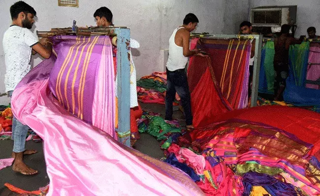 Telangana Bathukamma : తెలంగాణలో బతుకమ్మ చీరల పంపిణీ షురూ.. Telangana Bathukamma : తెలంగాణలో బతుకమ్మ చీరల పంపిణీ షురూ..