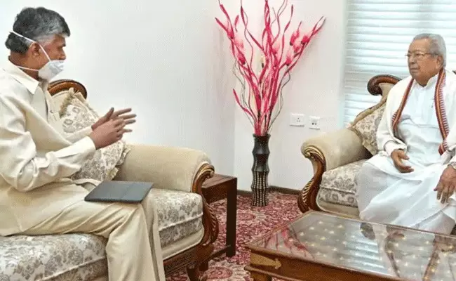 Chandrababu : ఎన్టీఆర్ హెల్త్ యూనివర్సిటీ పేరు మార్పుపై గవర్నర్కు చంద్రబాబు ఫిర్యాదు.. Chandrababu : ఎన్టీఆర్ హెల్త్ యూనివర్సిటీ పేరు మార్పుపై గవర్నర్కు చంద్రబాబు ఫిర్యాదు..